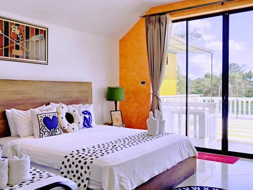 Postel nebo postele na pokoji v ubytování Ocean Breeze Poolvilla at Pattaya