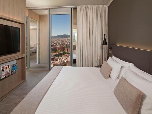 Кровать или кровати в номере Melia Barcelona Sky 4* Sup