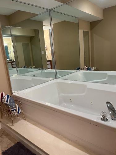 Koupelna v ubytování Lake Ozark at Regalia Resort Spacious 3 Bedroom Condo