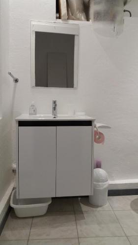 une salle de bain blanche avec un lavabo et des toilettes dans l'établissement Studio dans la Villa 