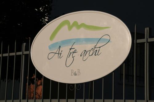 a sign that says at ice agent bob on a fence at B&B Ai Tre Archi in Spotorno