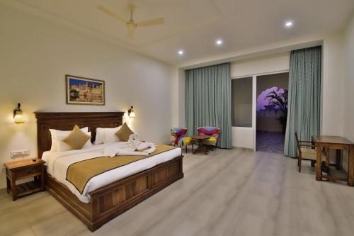 Cama o camas de una habitación en Jaisalmer Sunrise Desert Resort With Pool