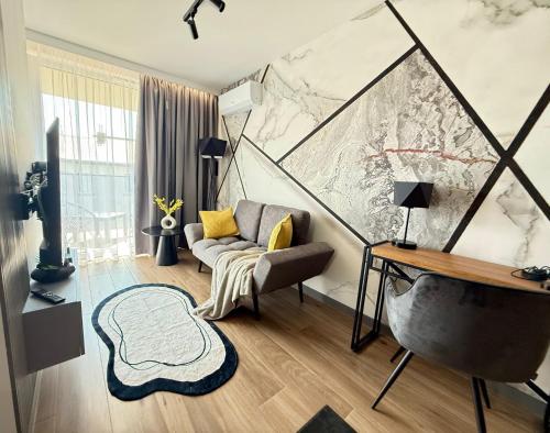 a living room with a chair and a table at Smart Apart 62, City Center Kielce, main Square, FV, Targi, Sienkiewicza, Centrum in Kielce