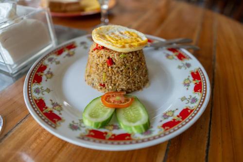 een bord eten met een broodje op een tafel bij Grand Desa Resort in Cimaja