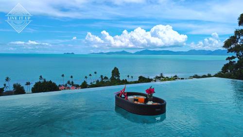 una piscina a sfioro con vista sull'oceano di Santi Vista Villas a Ko Samui