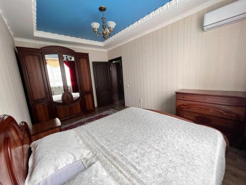 Ένα ή περισσότερα κρεβάτια σε δωμάτιο στο Apartment on the contrary Almaty Arena 81-36
