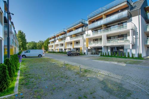 an empty street in front of an apartment building at Klif Apartamenty Posesja Plażowa in Grzybowo