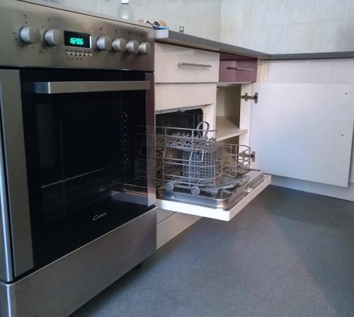 een keuken met een oven en een vaatrek. bij L'appart Millau Centre-Ville - Gite in Millau