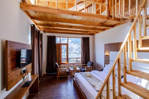 マナリにあるHotel Valley Vista Manaliのベッドルーム1室(二段ベッド1組、階段付)