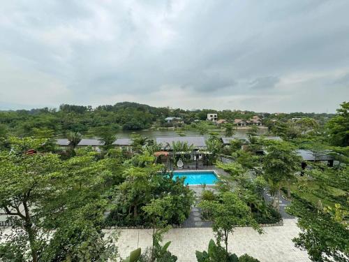 Bazén v ubytování Lakeside View Villa Chuong My Ha Noi nebo v jeho okolí