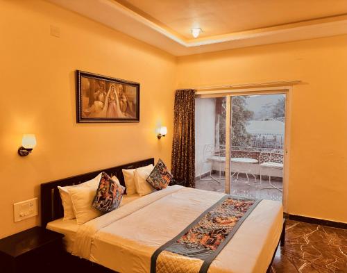 Una cama o camas en una habitación de Udaipur Nature Valley Paradise -A Luxury stay in Mountains