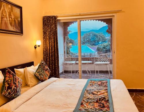 Una cama o camas en una habitación de Udaipur Nature Valley Paradise -A Luxury stay in Mountains