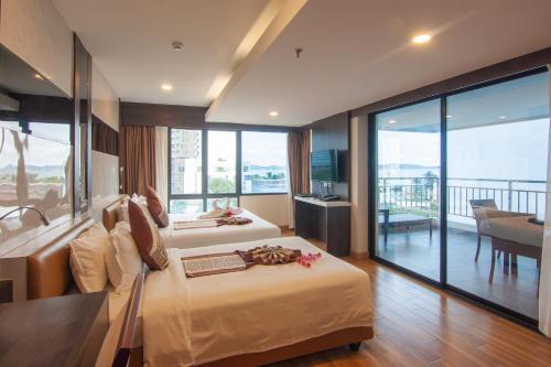 Postel nebo postele na pokoji v ubytování Golden Jomtien Beach Hotel