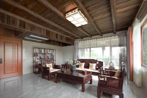 a living room filled with furniture and a large window at 阳朔归云檀邸民宿 in Yangshuo