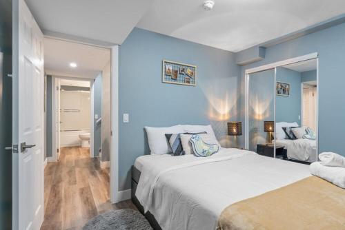 卡尔加里Private Family Entertainer's Suite的一间卧室，有两张床和一面蓝色的墙