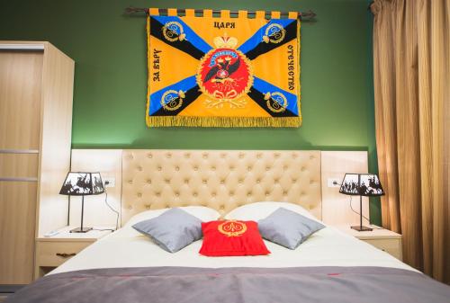 スモレンスクにあるArt Hotel Kutuzovのベッド(上に赤い枕付)