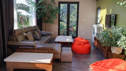Ruang duduk di Lakeside View Villa Chuong My Ha Noi