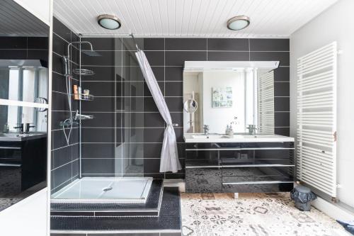 une salle de bain avec une baignoire et un lavabo dans l'établissement Les Vagues Douces - Grande maison - Plage 600m, à Fécamp