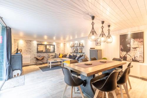 un salon avec une table et des chaises en bois dans l'établissement Les Vagues Douces - Grande maison - Plage 600m, à Fécamp
