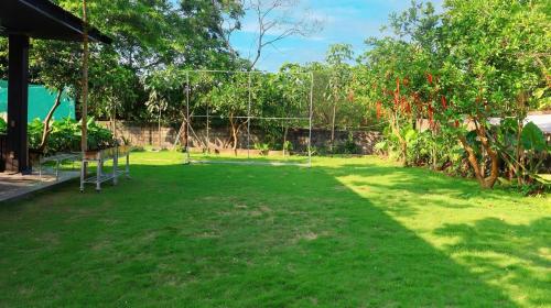 Taman di luar Lakeside View Villa Chuong My Ha Noi
