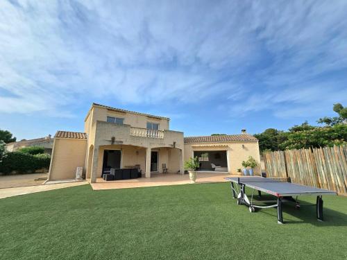 - une table de ping-pong dans la cour d'une maison dans l'établissement SORRA : Belle villa, piscine, jardin et plage à 5 minutes., au Grau-dʼAgde