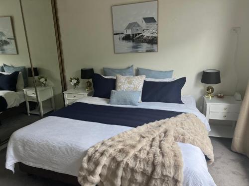 a bedroom with two beds with blue and white at Hotel Style Monterey Guest Studio near Hospitals, Beach and Airport in Sydney