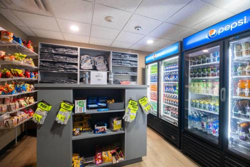 Supermercado u otro tipo de tienda en el motel o alrededores