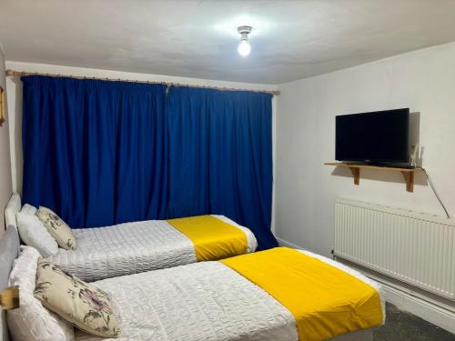 Katil atau katil-katil dalam bilik di Twin room at Sandon road