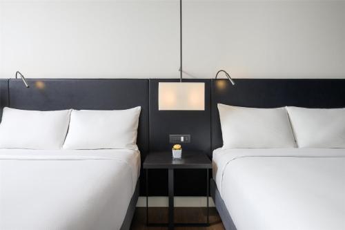 Postel nebo postele na pokoji v ubytování Hilton Lake Como