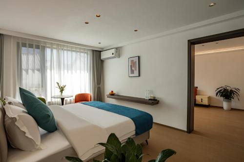 una camera da letto con un letto grande e uno specchio di Dali Yunqi Wangyue丨Guanshan Luxiao Ancient City Resort a Dali