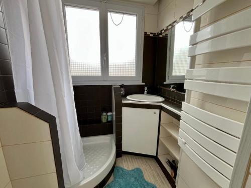 une salle de bain avec une baignoire, un lavabo et des toilettes dans l'établissement Rue des Présidents - 2-4 pers - 300m de la mer, à Les Sables-dʼOlonne