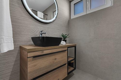 a bathroom with a black sink and a mirror at Villa Solas Lux Makarska - Veliko Brdo in Veliko Brdo