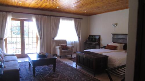 Una cama o camas en una habitación de Oak Tree Lodge