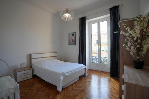 Un pat sau paturi într-o cameră la Coeur de Nice - Plage et Centre