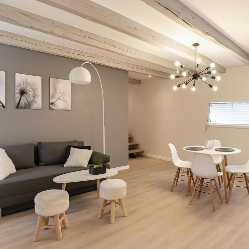 un salon avec un canapé, une table et des chaises dans l'établissement Maison tout équipée! Avec SALLE DE CINÉMA!!!, à Le Pener