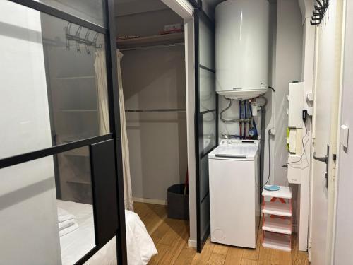 Cette chambre comprend une petite cuisine équipée d'un réfrigérateur. dans l'établissement T2 RdC avec parking, plage à 50m, à Arcachon