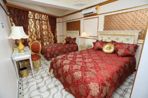 ein Schlafzimmer mit einem Bett, einem Tisch und einer Lampe in der Unterkunft Lace Boutique Hotel in Johor Bahru