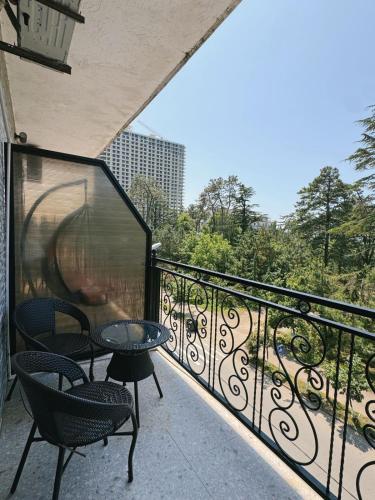 uma varanda com duas cadeiras e uma mesa em Hotel Love em Kobuleti