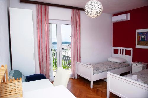 Pokój z sypialnią z łóżkiem i oknem w obiekcie Tanya-Apartments and Rooms w Hvarze