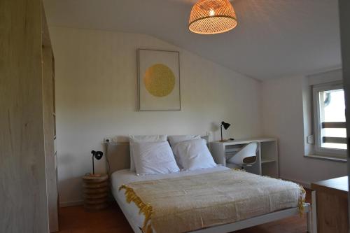 Giường trong phòng chung tại Wellness Moment