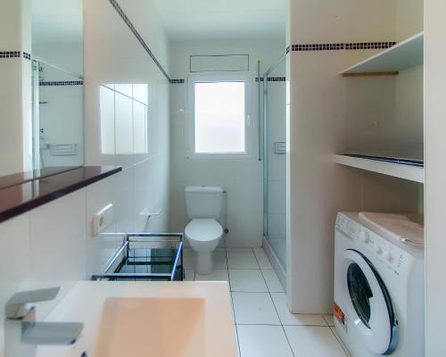 La salle de bains est pourvue de toilettes et d'un lave-linge. dans l'établissement WELCS CASA 111 EMP con piscina, à Empuriabrava