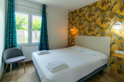 une chambre avec un lit, une chaise et une fenêtre dans l'établissement WELCS CASA 111 EMP con piscina, à Empuriabrava