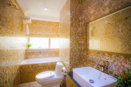 ein Badezimmer mit Toilette, Waschbecken und Badewanne in der Unterkunft Lace Boutique Hotel in Johor Bahru