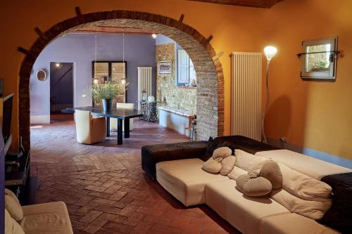 モンテルーポ・フィオレンティーノにあるSotto colle - villaのソファとテーブルのあるリビングルーム