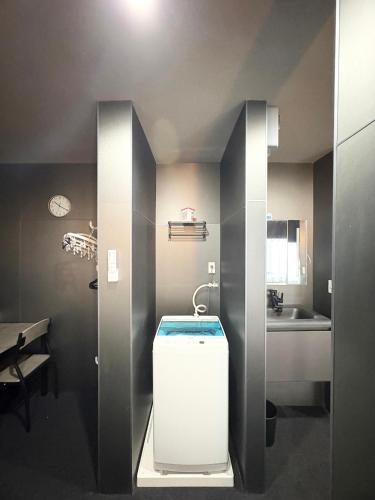 a small bathroom with a sink and a toilet at Ikebukuro正和庵 in Tokyo