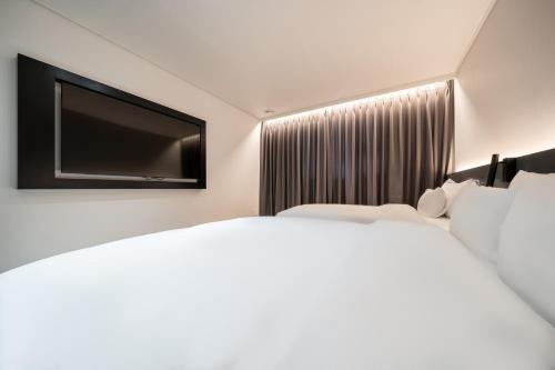 Postel nebo postele na pokoji v ubytování Hound Hotel Mokpo Peace Plaza