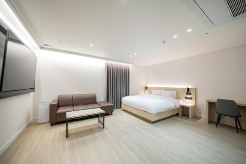 Postel nebo postele na pokoji v ubytování Hound Hotel Mokpo Peace Plaza