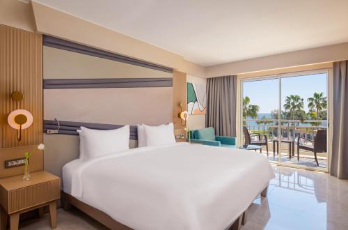Ένα ή περισσότερα κρεβάτια σε δωμάτιο στο Rixos Premium Tekirova - The Land of Legends Access