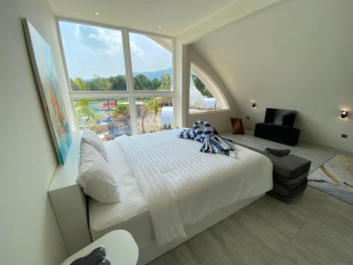 Ένα ή περισσότερα κρεβάτια σε δωμάτιο στο Narayana Hotel Karimunjawa