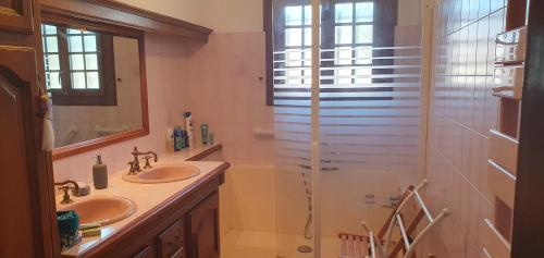 a bathroom with two sinks and a shower at le jardin de Marie in Le Grau-du-Roi